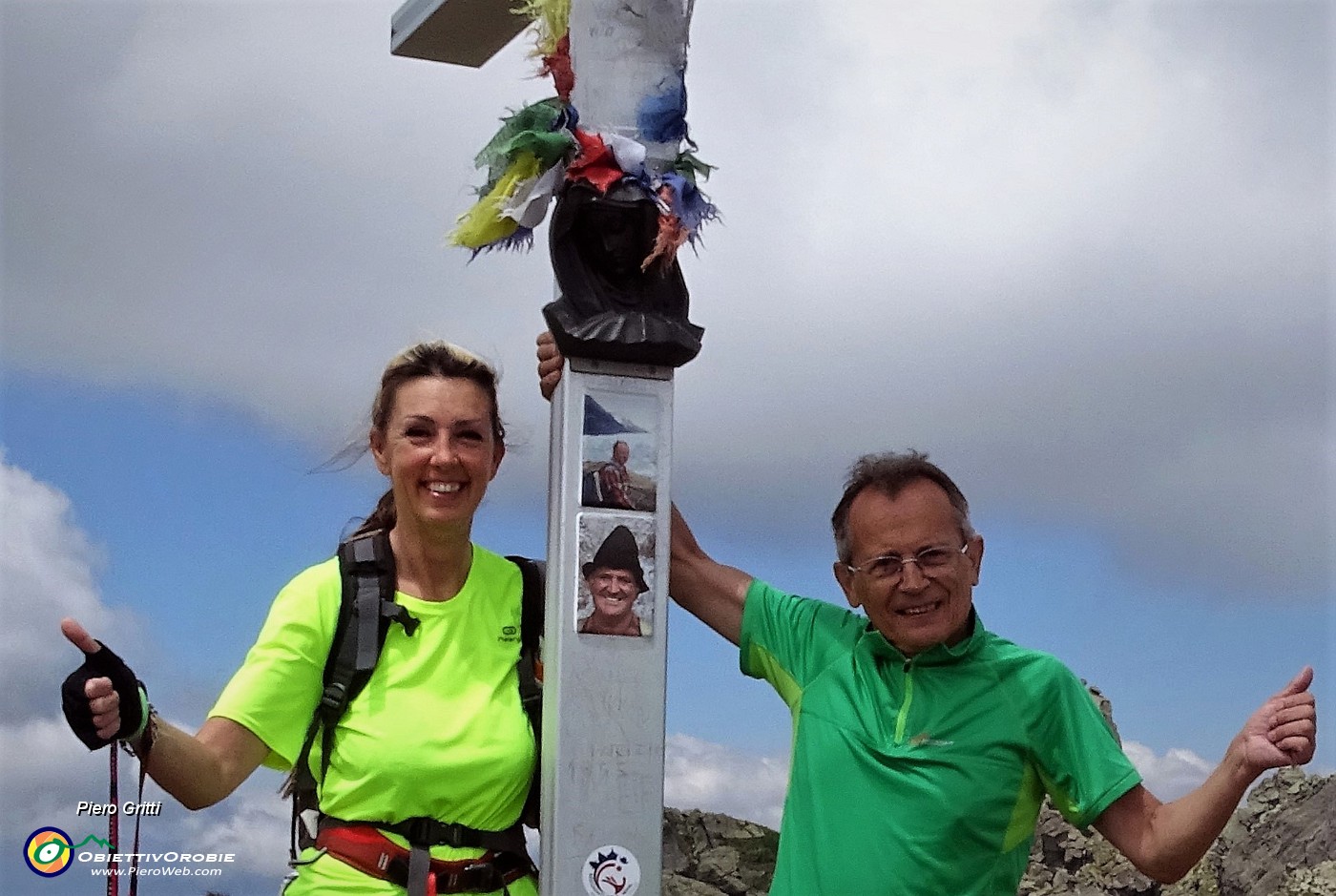 74 Alla croce di vetta di Cima Val Pianella (2349 m).JPG - 